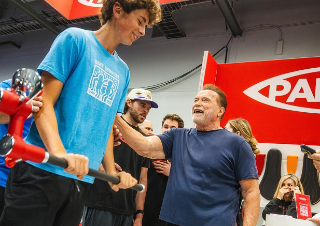 Apiro - Arnold Schwarzenegger si allena allo stand Panatta